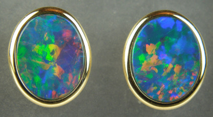 Opal doublet earstuds in 18ct yellow gold - Stunning 2.80ct oval opal doublet eartsuds in 18ct yellow gold. The studs are 10x12mm.