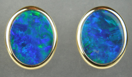 Opal doublet earstuds in 18ct yellow gold - Stunning 3.38ct opal doublets mounted in 18ct yellow gold. Earstuds are 10x12mm.