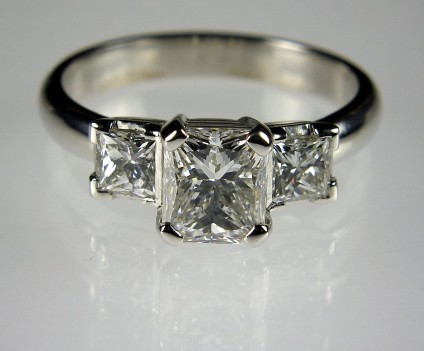 Radiant & Princess cut diamond ring in platinum - Ring of 1.03ct G/VS1 radiant cut white diamond set with 0.5ct of princess cut diamonds in platinum.
