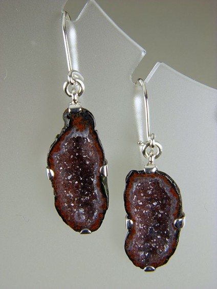 Agate Geode Earrings in Silver - Agate geode earrings in silver. Black & red geodes 25x11mm.
