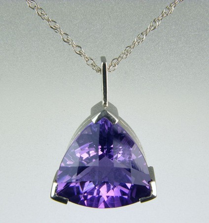 Amethyst pendant in 18ct white gold - Amethyst pendant in 18ct white gold 2.2cm in length set with superbly cut mid lilac coloured amethyst on 18" chain.
