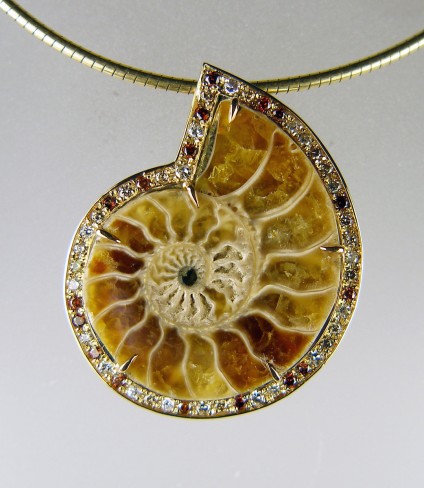 Ammonite pendant with diamonds - Polished ammonite from Madagascar set with tiny brown, golden and white diamonds in 9ct yellow gold