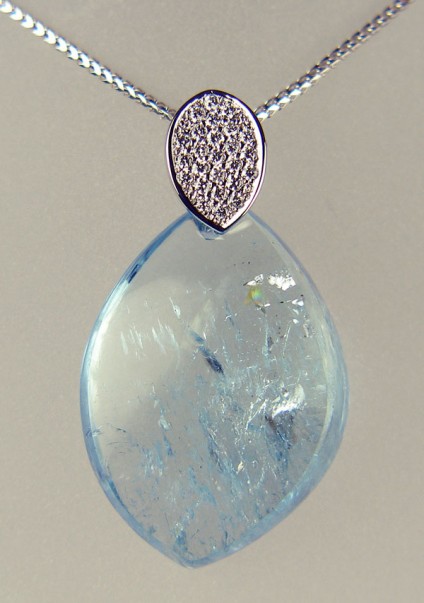 Aquamarine freeform drop and diamond pendant - 33.52ct freeform pendant drop of aquamarine with attractive spangly inclusions, suspended from a 0.20ct diamond studded bail, on a Franco style chain, all in 18ct white gold