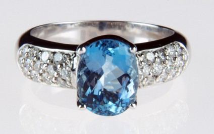 Aquamarine & diamond ring in 18ct white gold - Stunning deep blue 2.15ct oval cut aquamarine set with 0.48ct diamonds in 18ct white gold