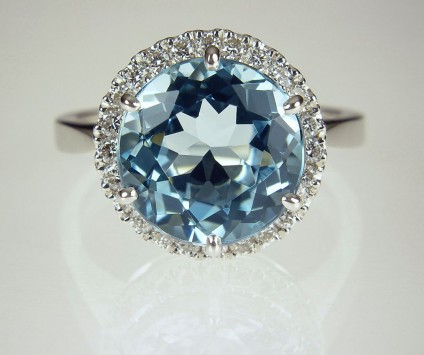 Aquamarine & Diamond Ring in 18ct Gold - Aquamarine & diamond ring set with 11mm round 4.38ct aquamarine & 0.35ct diamonds in 18ct white gold.
