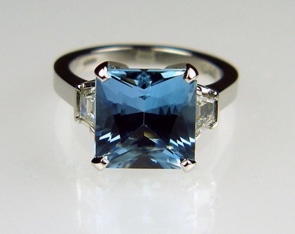 Aquamarine & diamond ring in platinum - Intense blue square scissor cut 4.06ct aquamarine set with 0.37ct trapezoid cut diamonds in F colour VS clarity mounted in platinum