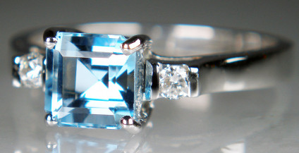 Aquamarine & diamond ring in white gold - Square cut aquamarine 1.10ct in weight 6mm square and flanked by two 5 point diamonds, mounted in 18ct white gold