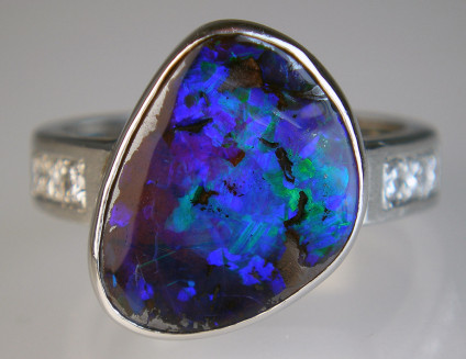 Boulder opal & diamond ring in platinum - Stunning 4.94ct bloulder opal from Queensland, Australia, set with 0.14ct round brilliant cut diamonds in platinum