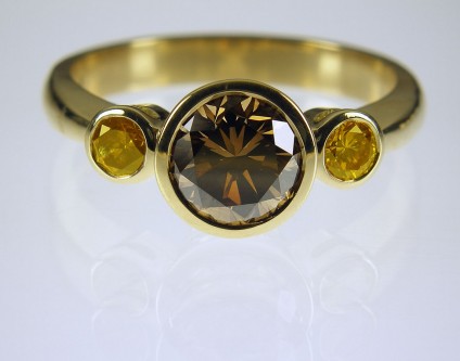 Coloured diamond ring in gold - Natural brown & orange diamond ring 1.32ct & 0.29ct set in 18ct yellow gold. Centre stone 7.5mm in diameter.