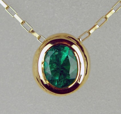 Colombian emerald pendant in 18ct gold - Deep green Colombian emerald 0.5ct oval, set in 18ct yellow gold on an 18ct yellow gold chain