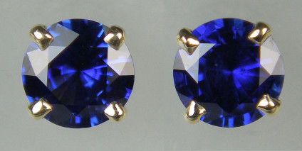 Sapphire earstuds in 9ct yellow gold - 0.90ct pair of top quality blue sapphire 4.9mm rounds set in 9ct yellow gold earstuds. The sapphires are 4.8-4.9mm in diameter.