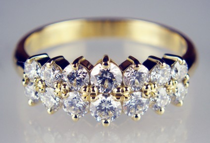 Diamond ring in yellow gold - Delicate & sparkling ring set with 1.33ct of round brilliant cut diamonds in 18ct yellow gold