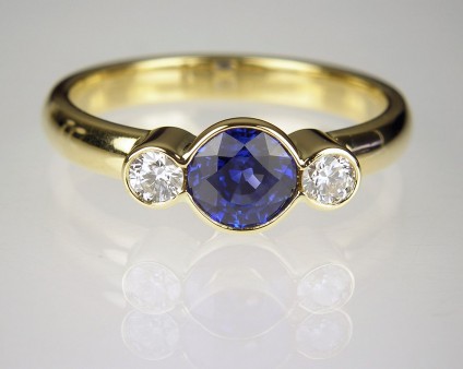 Sapphire & diamond ring in gold - Sapphire & diamond ring in 18ct yellow gold.
