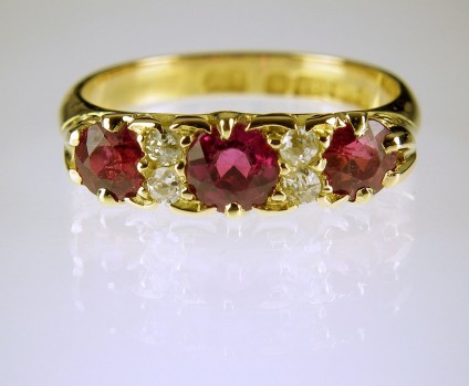 Antique ruby & diamond ring - Antique ruby & diamond ring in 18ct yellow gold. Date 1904. Overhauled for another 100 years of troublefree wear. 

