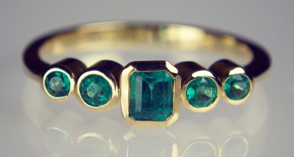 Five stone emerald ring in 18ct yellow gold - Vivid green, top quality Colombian emeralds rubover set in 18ct yellow gold