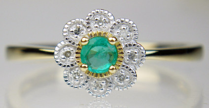 Emerald & diamond cluster ring in 9ct yellow gold - Little flower-like ring set with an emerald round cut surrounded by a halo of tiny round brilliant cut with diamonds, in 9ct yellow gold