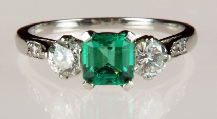 Emerald & diamond ring in platinum - Bright 0.5ct emerald cut emerald set with a matched pair of round brilliant cut diamonds totalling 40pts in platinum