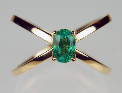 Emerald ring in 18ct rose gold - 0.58ct oval cut Colombian emerald set in 18ct rose gold