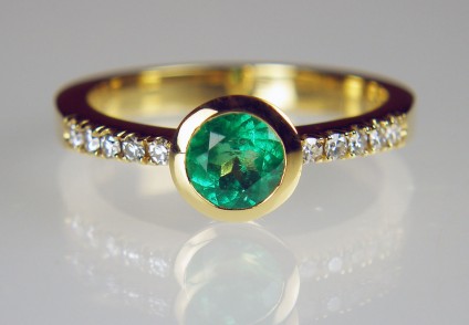Colombian emerald ring with diamonds - 0.53ct round cut Colombian emerald set with 0.15ct of round brilliant cut diamonds in 18ct yellow gold