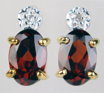 Garnet & diamond earstuds in 9ct white & yellow gold - Pair of garnet ovals set with a pair of round brilliant cut diamond as earstuds in 9ct white & yellow gold