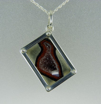 Agate geode pendant in silver - Miniature agate geode from Mexico, set in silver. Finished pendant is 17 x25mm.
