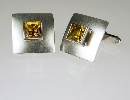 Golden beryl cufflinks in gold - 3.20ct pair princess cut pair of golden 'whisky' beryl cufflinks in 9ct white gold. 17mm square.
