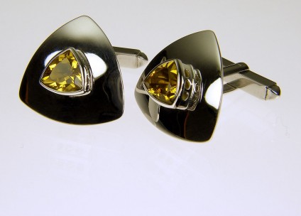 Golden beryl cufflinks in gold - Golden 'whisky' beryl cufflinks in 9ct white gold. 20mm.
