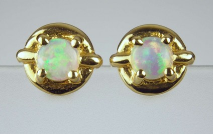 Opal earrings - Small round opal earrings in 18ct yellow gold
