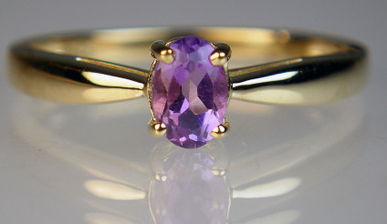 Amethyst ring in 9ct yellow gold - Simple oval amethyst set in 9ct yellow gold