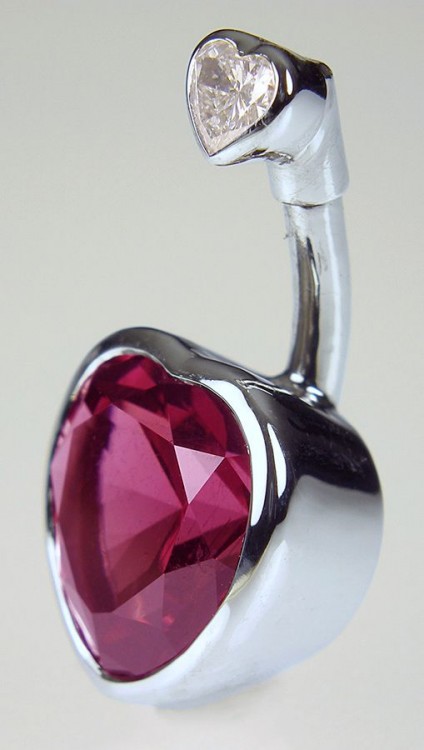 Garnet & diamond navel jewel in gold - Navel Jewel. Navel jewel of 3.53ct rhodolite garnet set with 0.13ct heart shaped diamond in 18 carat white gold. 25 x 12mm.
