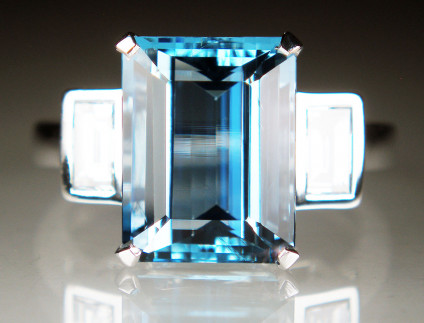 Aquamarine & diamond ring in platinum - Top quality 5.10ct octagonal cut aquamarine flanked by 0.45ct pair of baguette cut diamonds in G colour VS1 clarity. All mounted in platinum.