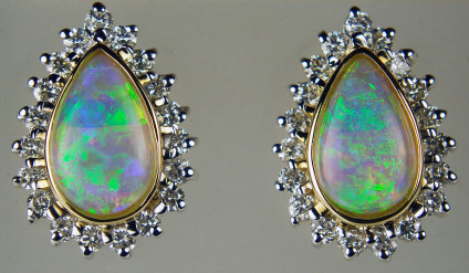 Opal & diamond earrings in 14ct yellow gold - Beautiful pear cut cabochon white opals 0.77ct surrounded by 0.44ct diamonds mounted in 14ct yellow gold