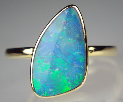 Opal doublet ring in 9ct yellow gold - Freeform opal doublet 14.1 x 8.1mm robover set in 9ct yellow gold ring. Size M 1/2