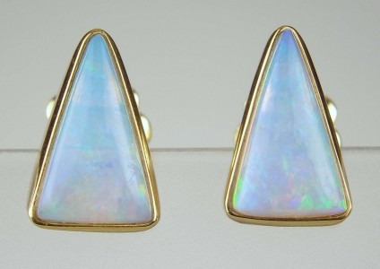 Opal earrings - Triangular opal earstuds in 18ct yellow gold