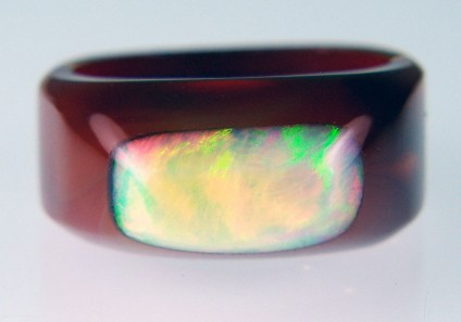 Opal & agate ring - Unusual ring made of carved agate with a fused top of Ethiopian opal. Ring size P1/2 (8). This ring cannot be resized.