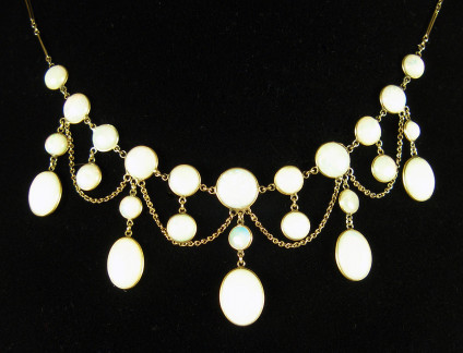 Victorian - Edwardian opal festoon necklace in 9ct yellow gold - Pretty and delicate white opal festoon necklace in excellent condition. 