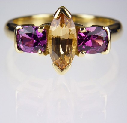 Sapphire ring in gold - Purple & orange sapphire ring, 2.36ct total weight, set in 18ct yellow gold. Centre stone 11x5mm.
