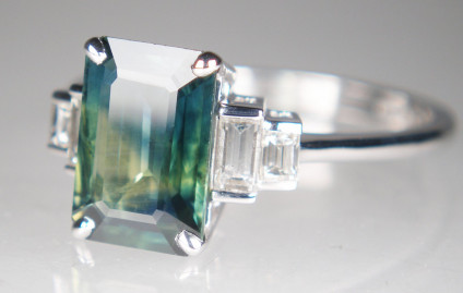 Australian particolour sapphire & diamond ring in white gold - Pretty bicoloured sapphire from Australia, paired with a couple of pairs of white diamonds.