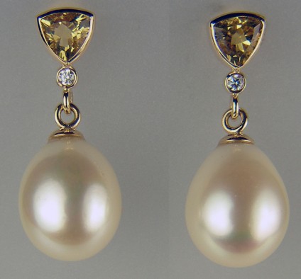 Golden beryl, diamond and pearl earrings in yellow gold - Dramatic drop earrings set with 12x15mm cultured pearl drops suspended from 1.21ct pair of trillion cut golden beryls (Heliodor) and 2 x 1.9mm diamonds in 9ct yellow gold