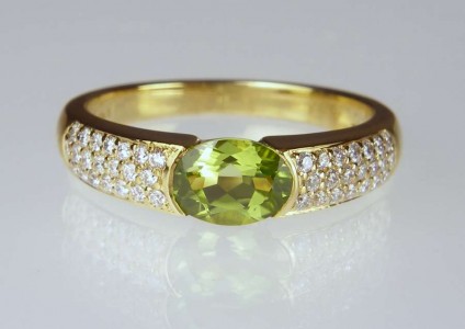 Peridot & diamond ring - 1ct peridot oval set with 0.26ct H colour VS clarity round brilliant cut white diamonds in 18ct yellow gold