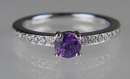 Purple sapphire & diamond ring in platinum - 0.44ct round brilliant cut purple sapphire set with 0.14ct diamonds in platinum. 