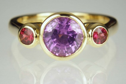 Red spinel & purple sapphire ring - 1.62ct round cut purple sapphire from Madagascar, set with a pair of 18pt red spinels in 18ct yellow gold