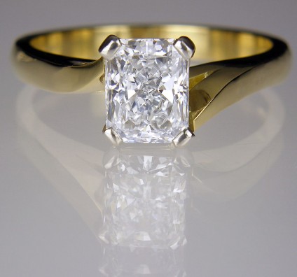 Diamond Ring in platinum & 18ct yellow gold - Ring of 1.05ct radiant cut diamond E/VS2  set in platinum & 18ct yellow gold.
