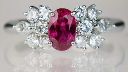 Ruby & diamond ring in platinum - Beautiful oval 0.81ct ruby set with 0.60ct of round brilliant cut and marquise cut diamonds in G/H colour VS clarity, all gems claw set in platinum