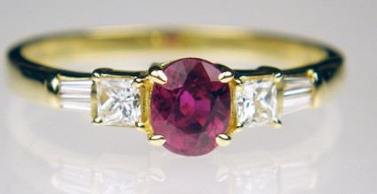 Ruby & diamond ring in 18ct yellow gold - Delicate & pretty ring set with 0.63ct ruby & 0.20ct diamonds all set in 18ct gold. Size N