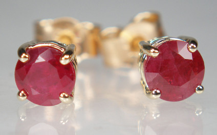 Ruby earstuds in 9ct yellow gold - Pair od round cut rubies 4.7mm in diameter claw set in 9ct yellow gold earstuds