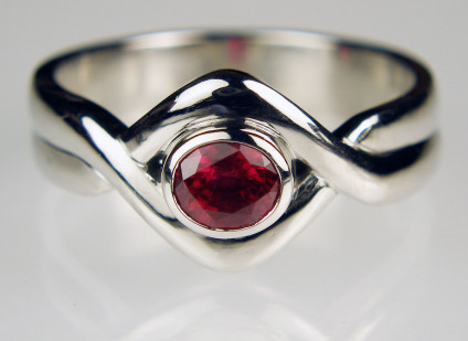 Ruby ring in palladum - 0.68ct oval cut ruby set in palladium ring