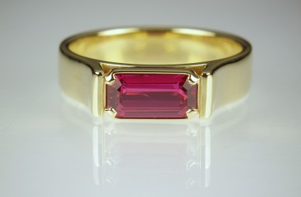 Ruby ring in yellow gold - 1.51ct Tanzanian ruby (certified unheated) set in 18ct yellow gold.