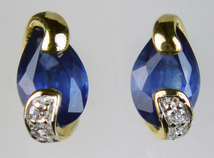 Sapphire & diamond earstuds in 9ct yellow gold - Dainty pear cut sapphires weighing 0.864ct and set with 1 point of round brilliant cut diamonds in 9ct yellow gold. Earstuds are 8mm long.