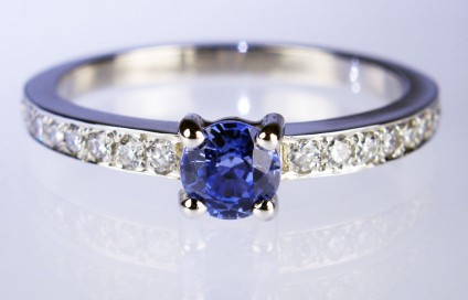 Sapphire & diamond ring in platinum - 0.41ct round brilliant cut sapphire set with 0.30ct diamonds in platinum